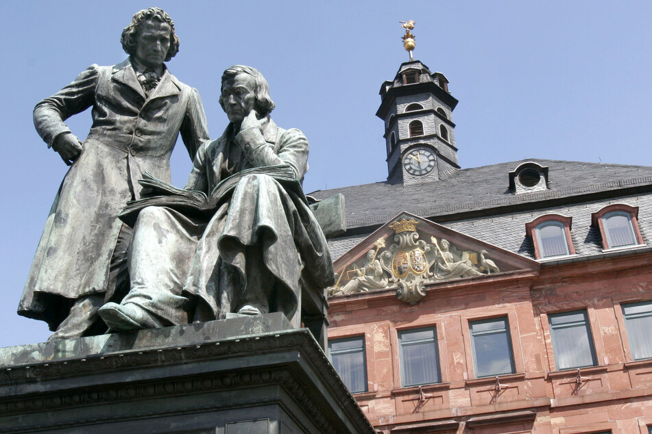 Das Brüder-Grimm-Denkmal ist das Wahrzeichen der Stadt Hanau.