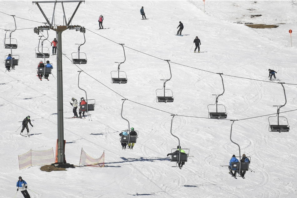 Am Wochenende sollen die Skifahrer am Feldberg wieder mächtig Spaß haben. (Archivbild)