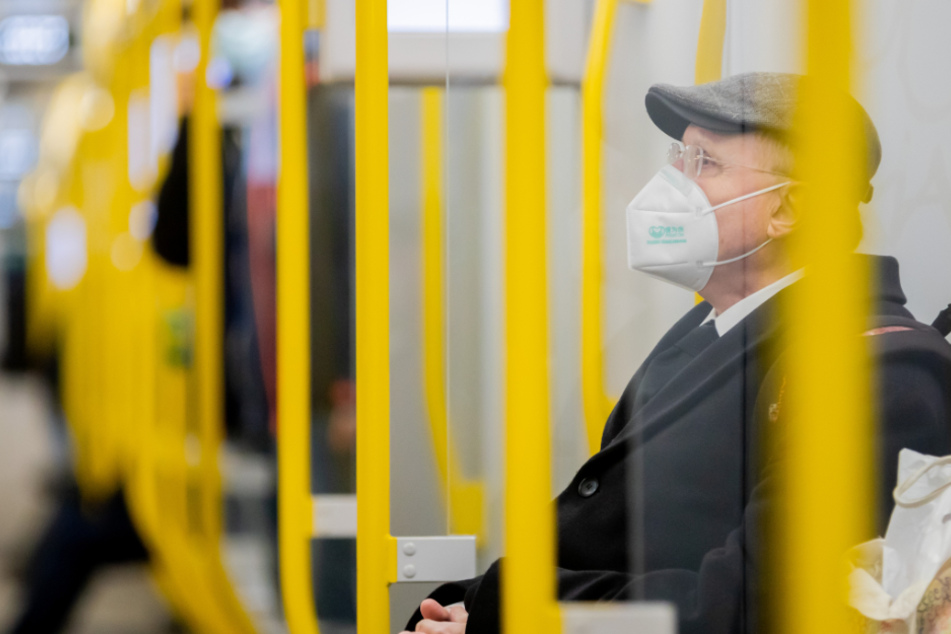 Ein gewohntes Bild: Die Maskenpflicht in Nordrhein-Westfalen bleibt im öffentlichen Personennahverkehr weiterhin bestehen.