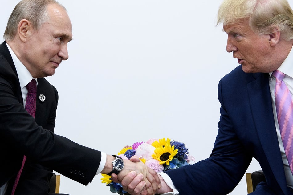 Donald Trump (r.) has repeatedly alarmed Kyiv and Western allies by appearing to side with Vladimir Putin over the war.