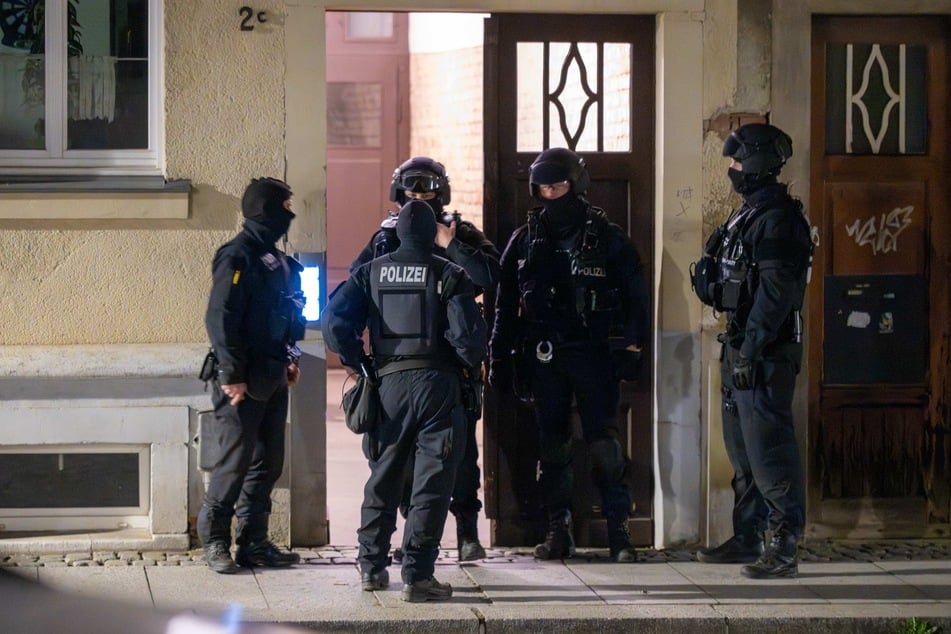 Mithilfe eines Schlüsseldienstes verschafften sich die Einsatzkräfte der Polizei Zutritt zur Wohnung.