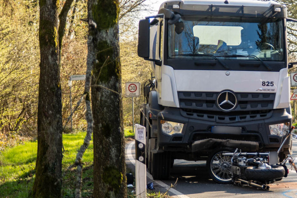 Tödlicher Unfall: Motorrad-Fahrer stirbt nach Zusammenstoß mit Lastwagen