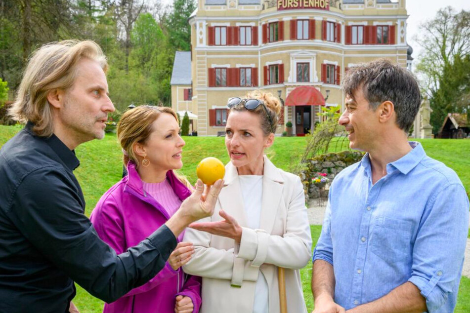 Bei einer Partie Krocket im Park mit Rosalie (2.v.l., Natalie Alison) und Cornelia (3.v.l., Deborah Müller) nimmt der Ehrgeiz bei Michael (l., Erich Altenkopf) und Robert (r., Lorenzo Patané) überhand.