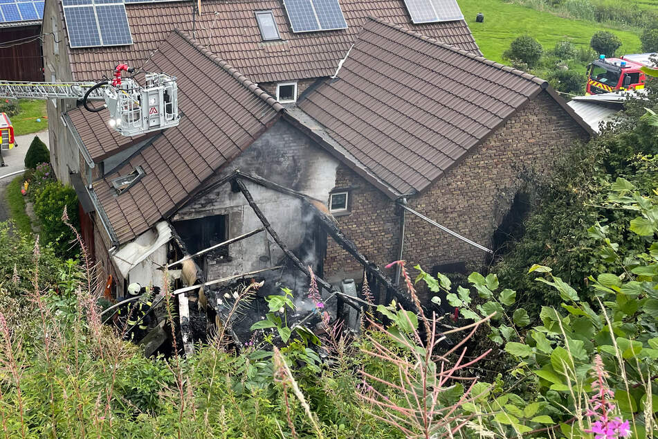 Der Wintergarten eines Bauernhofs ist komplett ausgebrannt. Die Flammen drohten, auf ein Wohnhaus überzugreifen.