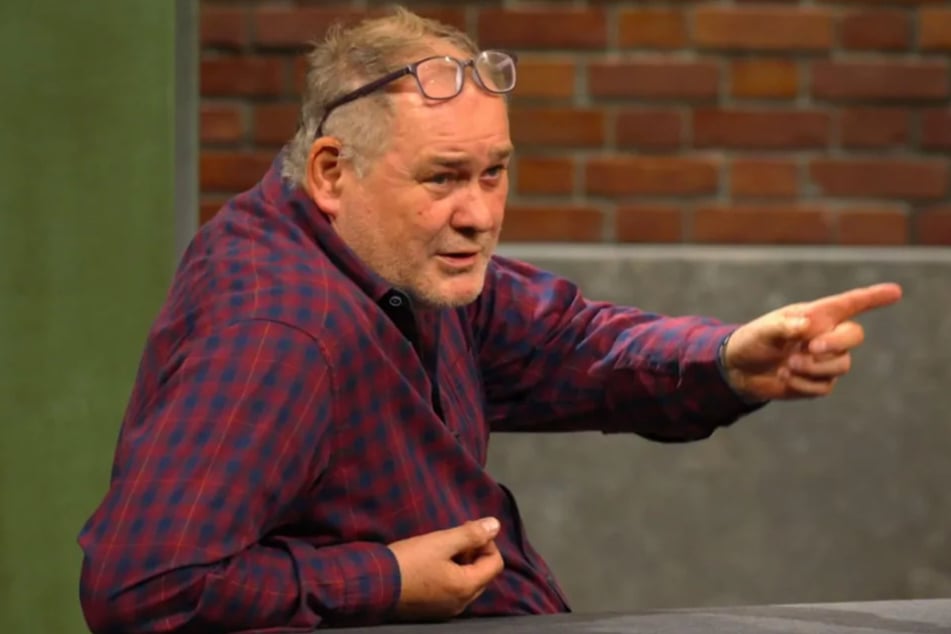 Walter "Waldi" Lehnertz (59) ersteigert die Werbetafel aus Plexiglas am Ende für 300 Euro.