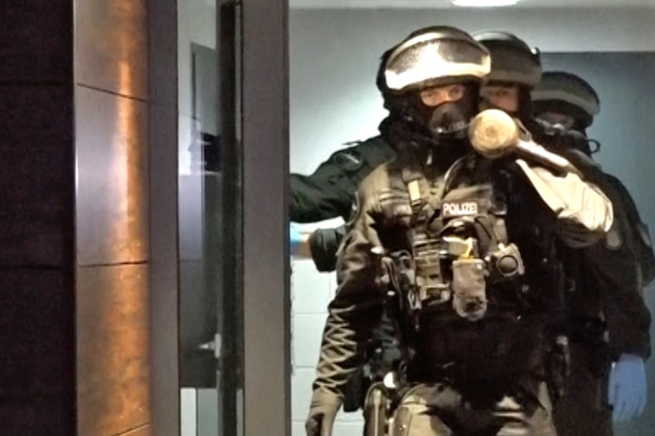Teenager läuft mit Waffe herum: Spezialkräfte stürmen Wohnung