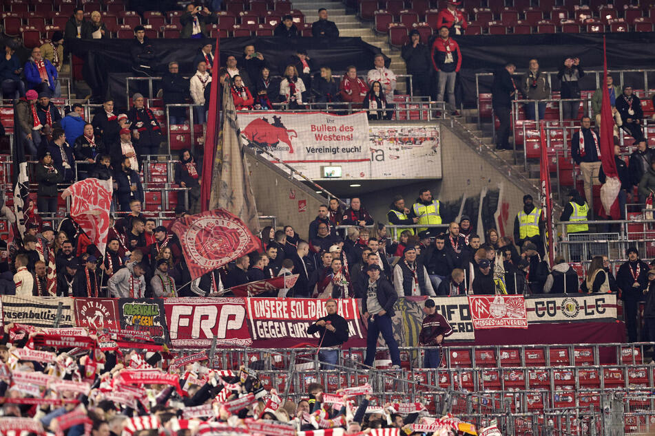 Die mitgereisten Leipziger Fans zeigten sich vor ein paar Minuten wenig begeistert über die weite Auswärtsfahrt zum späten Sonntagabend.