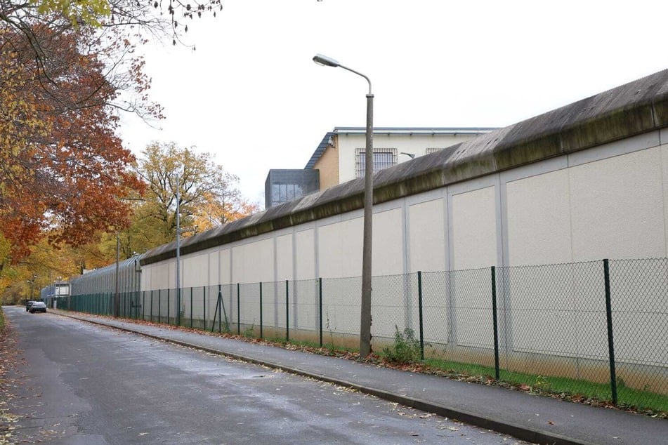 An Halloween kletterte der Mann über den Zaun und floh.