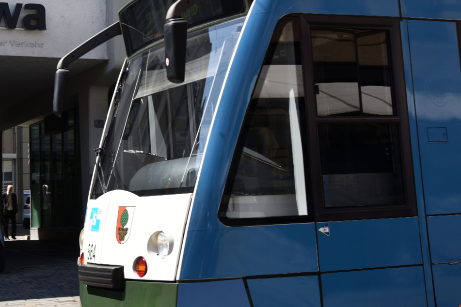 Beim Unfall mit einer Straßenbahn in Augsburg wurde ein Mann tödlich verletzt. (Symbolbild)