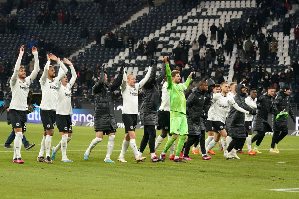 Durch einen 3:0-Sieg gegen Schalke 04 katapultierte sich Eintracht Frankfurt auf den zweiten Platz der Bundesliga-Tabelle.