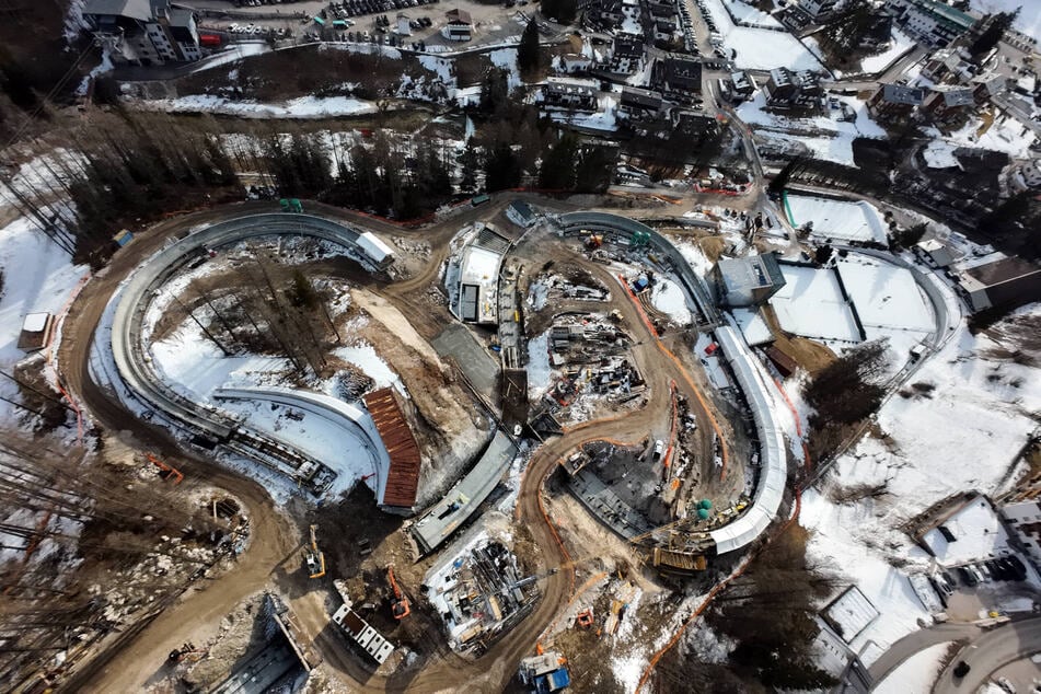 Die Bobbahn in Cortina d'Ampezzo ist weniger als ein Jahr vor Beginn der Olympischen Spiele noch kaum als solche zu erkennen.