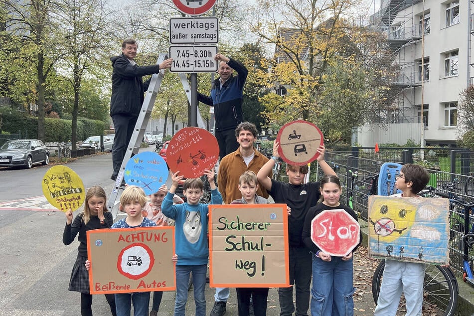 Die Schülerinnen und Schüler der Vincenz-Statz-Grundschule in Köln-Ehrenfeld freuen sich über die dauerhafte Einrichtung der Schulstraße.