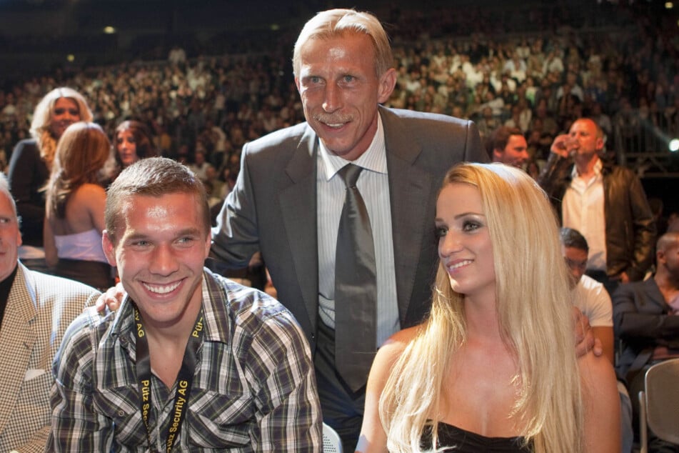 Ein Bild mit Seltenheitswert: Lukas Podolski und Ehefrau Monika zeigen sich extrem selten zusammen in der Öffentlichkeit.