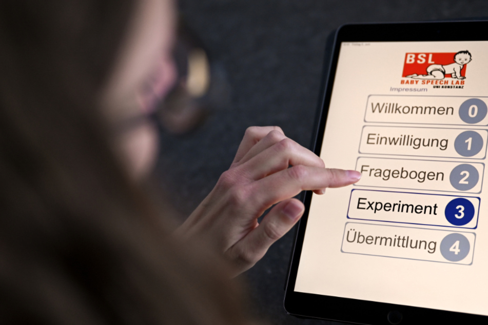 Monika Lindauer, Linguistin und Labormanagerin des Baby-Sprach-Labors an der Universität in Konstanz, hält ein Tablet in der Hand.