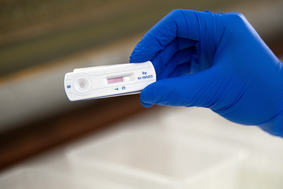 Ein Mitarbeiter des Covid 19-Schnelltest-Zentrums Düsseldorf wartet auf das Ergebnis eines Schnelltests.