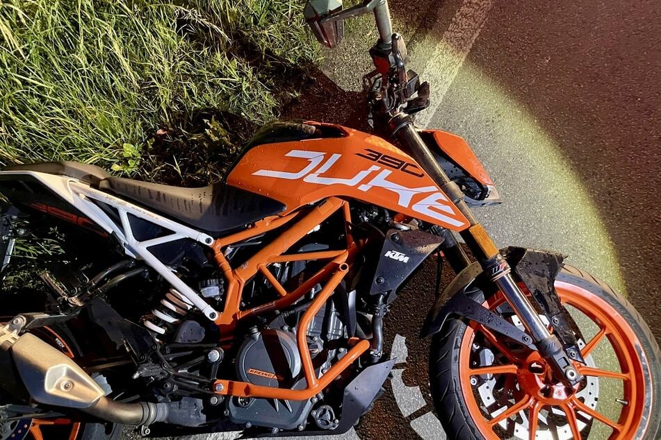 Die demolierte KTM landete im Straßengraben.