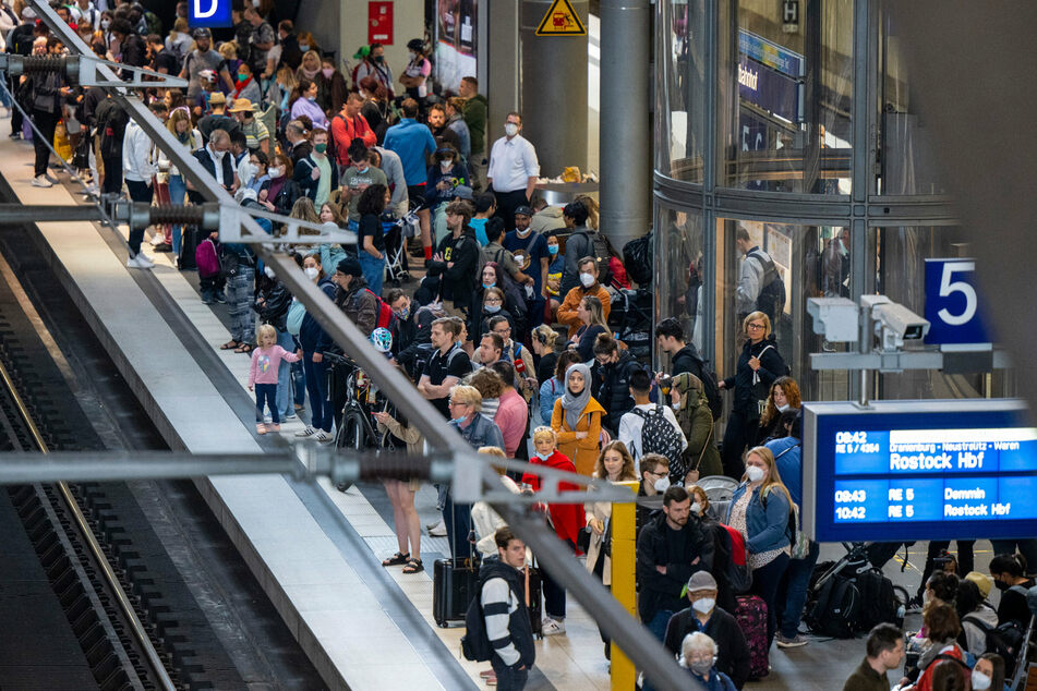 Zahlreiche Menschen warten am Berliner Hauptbahnhof auf einen Regionalzug der Linie RE5 nach Rostock. Reisende mit Fahrrädern schauten dabei in die Röhre.