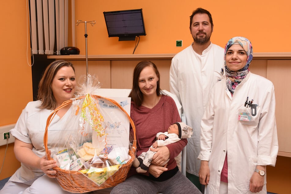 Mutter Antje D. (m.) ist mit ihrem neugeborenen Sohn Sam Oliver die 1000. Geburt 2024 am Uniklinikum Magdeburg.