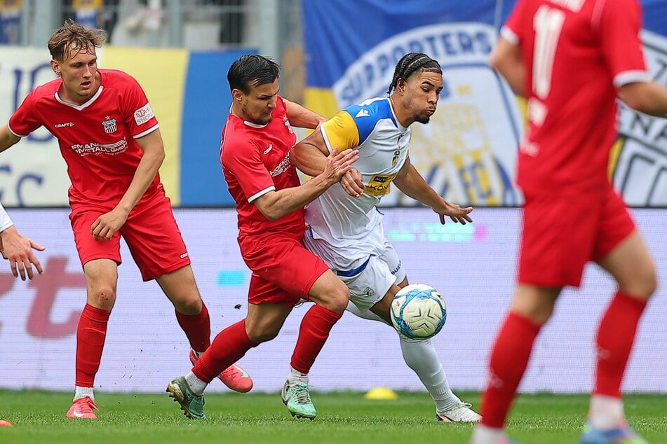 Vergangene Saison hatte FSV-Kapitän Andrey Startsev (32, 2.v.l.) seinen Jenaer Gegenspieler Benjamin Zank im Griff.