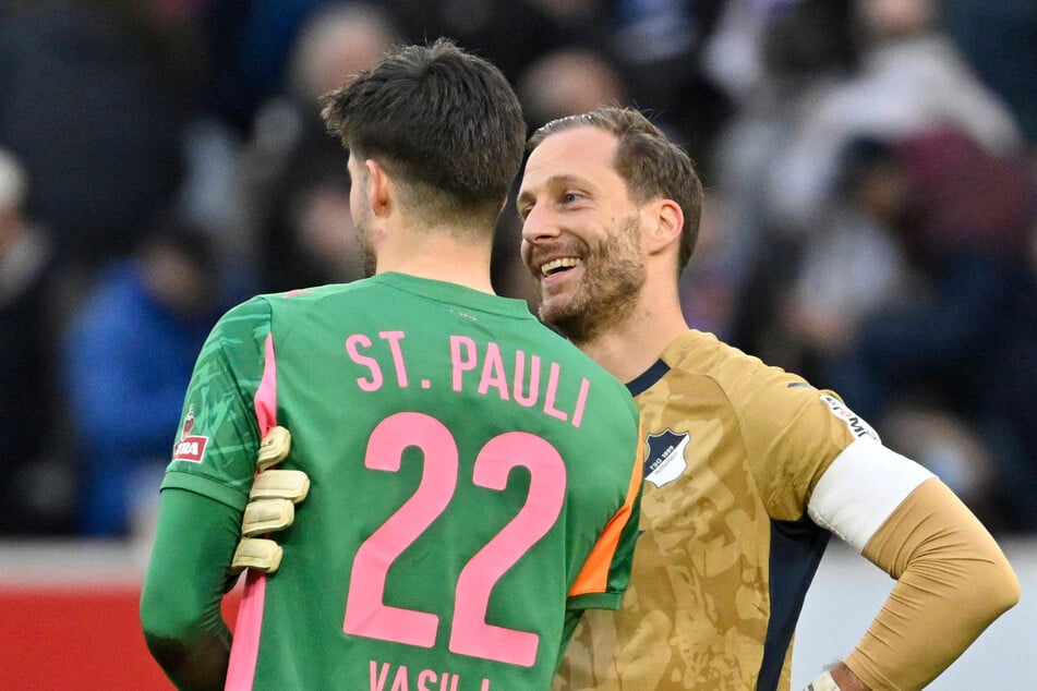 Nach der Partie holte sich Vasilj noch ein Lob von Hoffenheim-Keeper Oliver Baumann (35) ab.