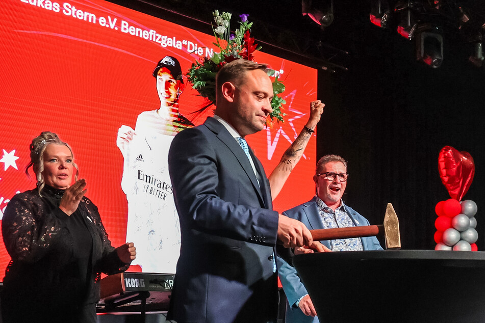 Landtagspräsident Alexander Dierks (37, CDU) schwang den Auktions-Hammer.