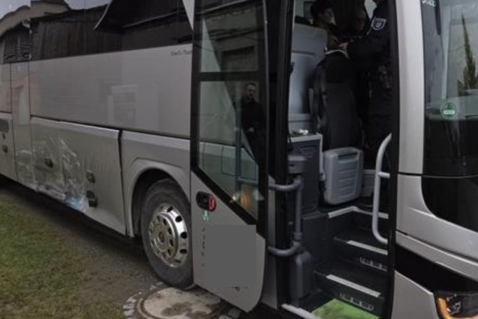 Der Bus konnte trotz sichtbaren Schadens weiterfahren.