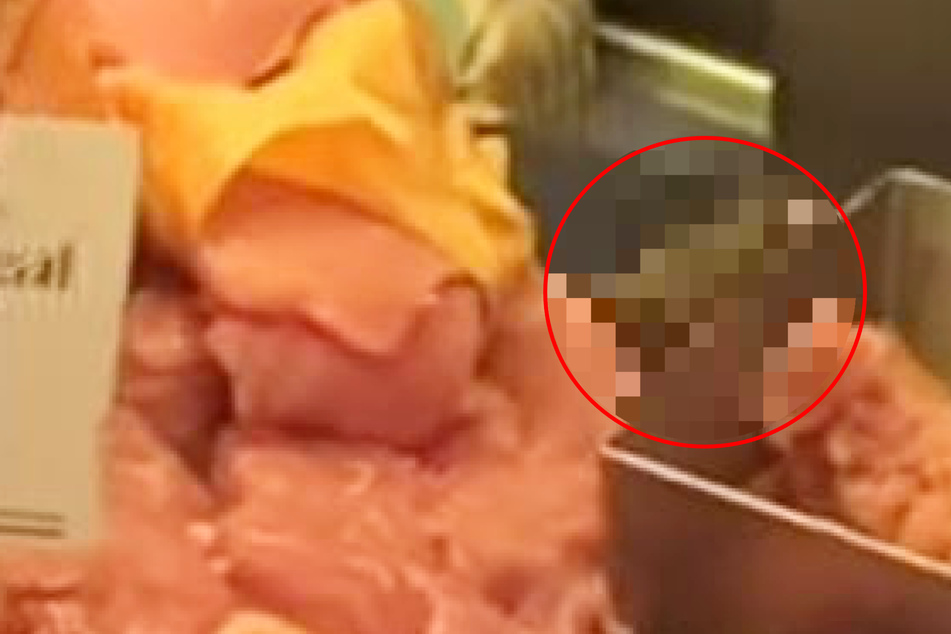 Frau ist entsetzt, als sie DAS in der Fleischtheke entdeckt und dreht Beweisvideo