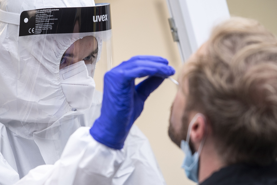 Die Anzahl der Neuansteckungen mit dem Coronavirus liegt bei einem Dutzend NRW-Regionen über 100 pro 100.000 Einwohner.