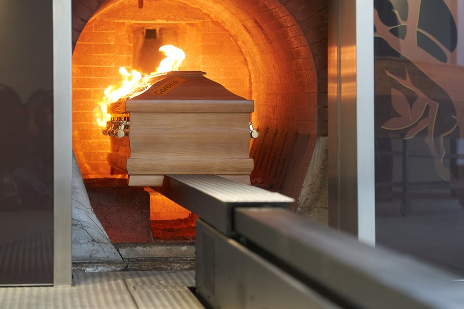 Hätten Mitarbeiter im Krematorium nicht bemerkt, dass die Frau noch lebte, wäre sie bei lebendigem Leibe verbrannt. (Symbolbild)