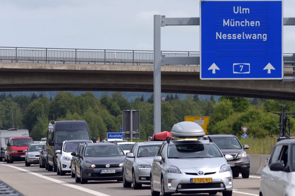 Unfall A7: Blockabfertigung am Grenztunnel Füssen: Verkehr staut sich kilometerweit