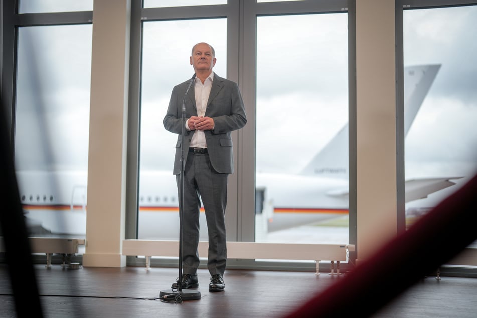 Bundeskanzler Olaf Scholz (SPD) gibt vor dem Abflug zum G20-Gipfel in Rio de Janeiro ein Pressestatement auf dem militärischen Teil des Flughafens BER Berlin-Brandenburg.