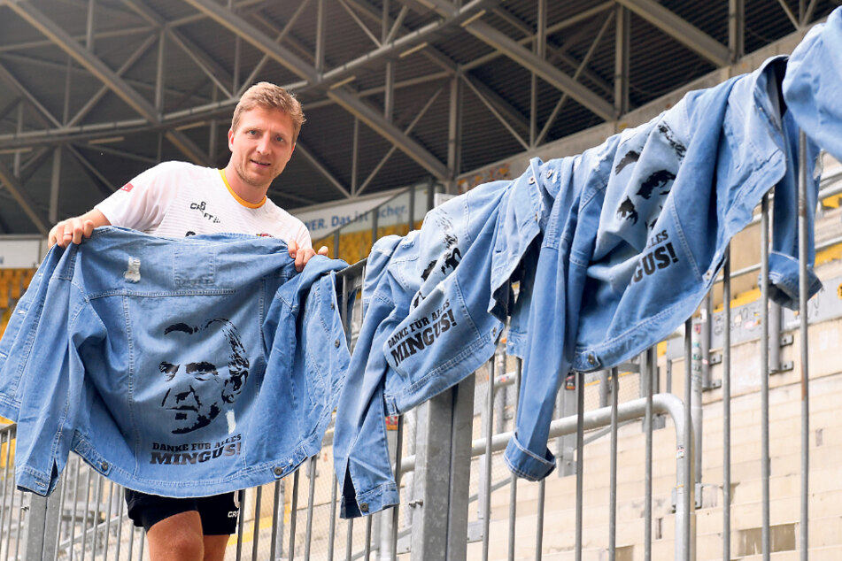 Marco Hartmann präsentiert die Jeansjacken, die er und seine Dynamo-Kollegen als Dankeschön an Ralf Minge trugen.