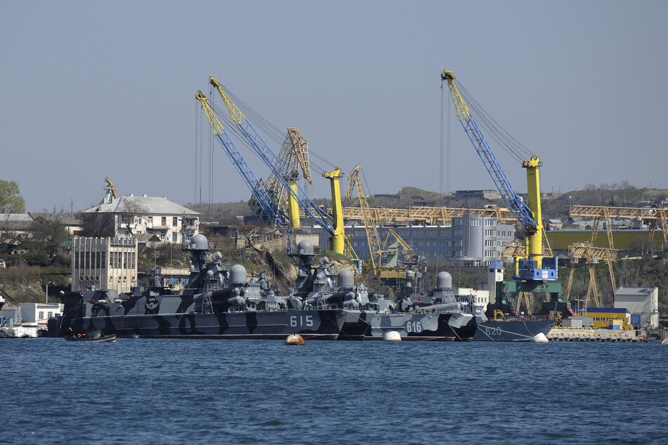Die Ukraine hat die Hafenstadt Sewastopol auf der von Russland annektierten Halbinsel Krim in der Nacht zu Sonntag erneut mit Raketen beschossen. (Archivbild)