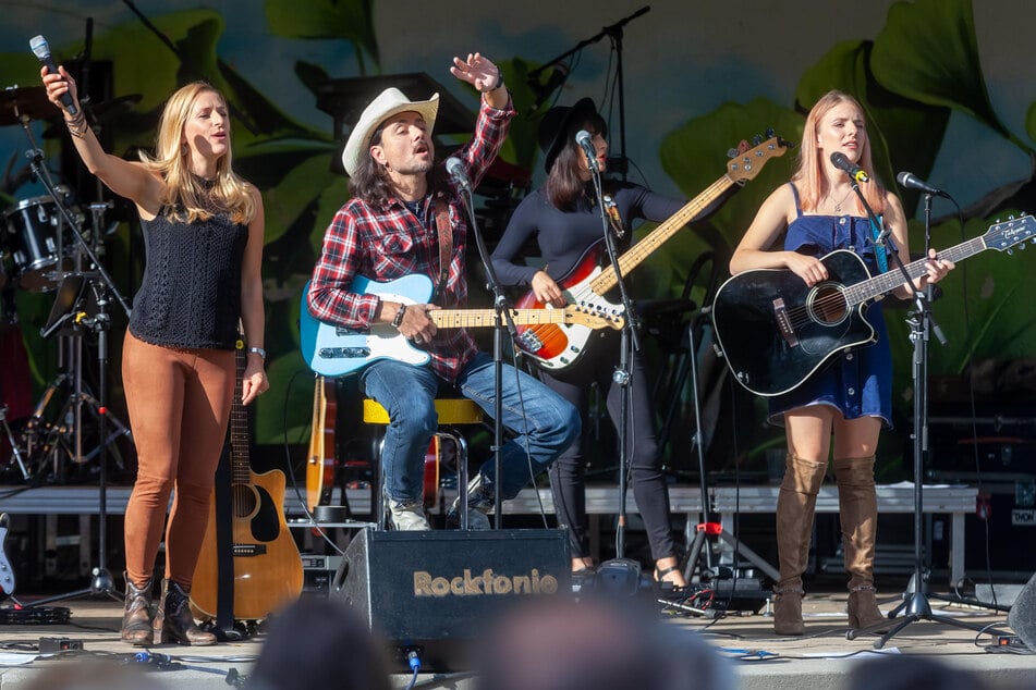 Heimspiel in Familie: Stefanie Hertel (41), Lanny Langer (45) und Johanna Mross (18) rissen das Publikum als "More Than Words" mit Songs vom Debüt-Album "Home" mit.