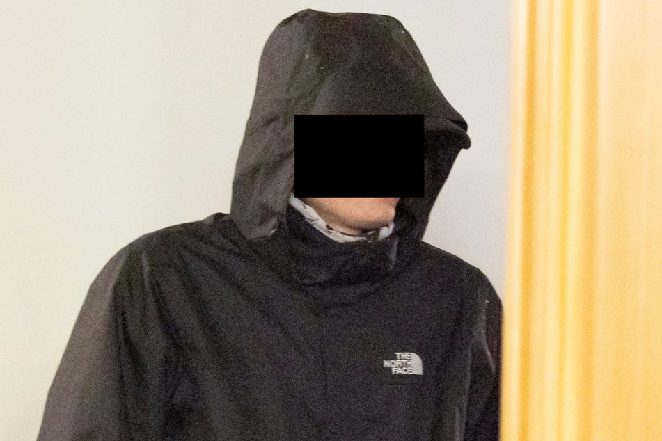 Timmy S. (21) sprang einem Mann mit einem Tritt in den Rücken.