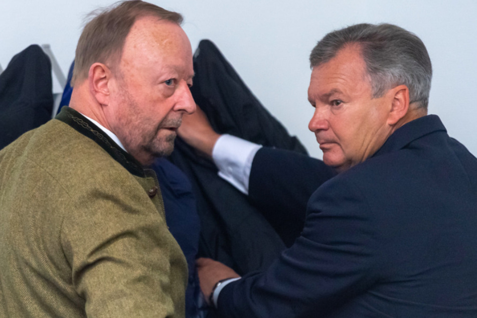 Der damalige Angeklagte Jakob Kreidl (68, r.) und der Mitangeklagte Gustav Georg Bromme (l.), ehemaliger Vorstandschef der Kreissparkasse Miesbach-Tegernsee, in einem Sitzungssaal des Landgericht München II.