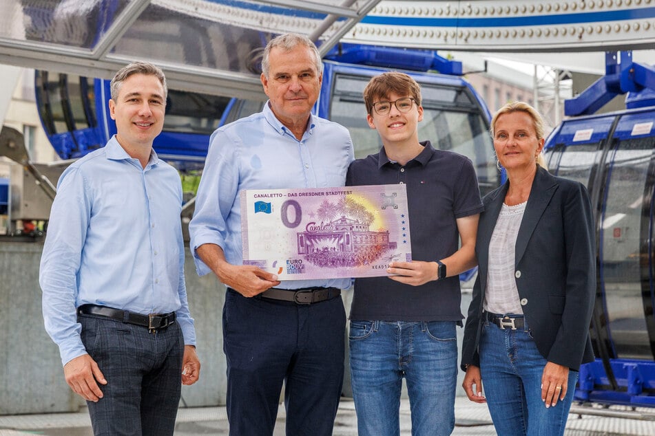 Freude bei der Übergabe der Spenden: Baubürgermeister Stephan Kühn (46, Grüne, v.l.), Riesenradbetreiber Oscar Bruch (63), Emil Bruch (16) und Andrea Lohe (56).