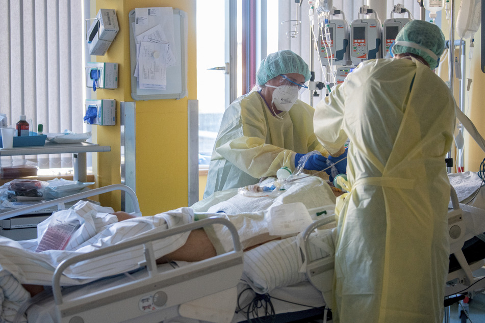 Intensivpfleger versorgen einen schwer an Covid-19 erkrankten Patienten. Gerade während der Pandemie sind Menschen im Gesundheits- und Sozialwesen besonders gefragt. (Symbolbild)
