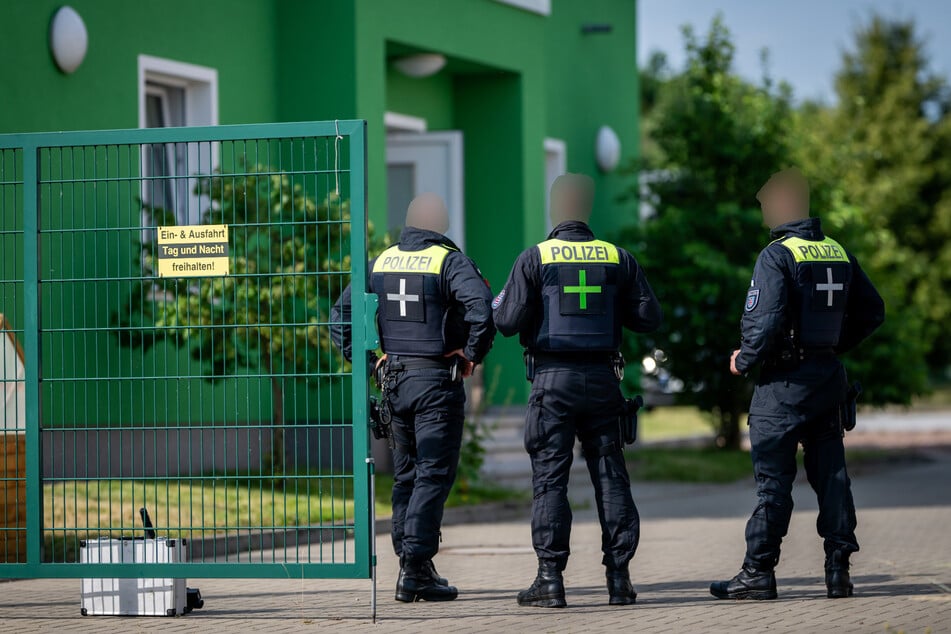 Polizisten stehen am Eingangstor der Geschäftsstelle der Gewerkschaft der Polizei in Erfurt. (Archivfoto)