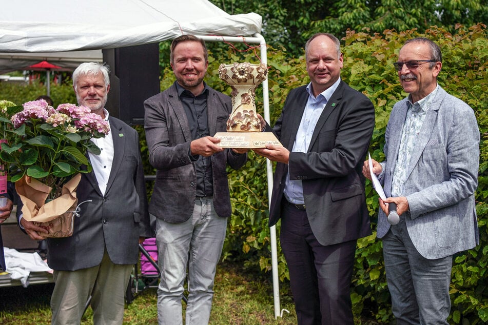 OB Dirk Hilbert (2.v.r., 52, FDP) überreichte KGV-Vizechef Torsten Gellner-Österreicher (43) den Pokal "Flora".