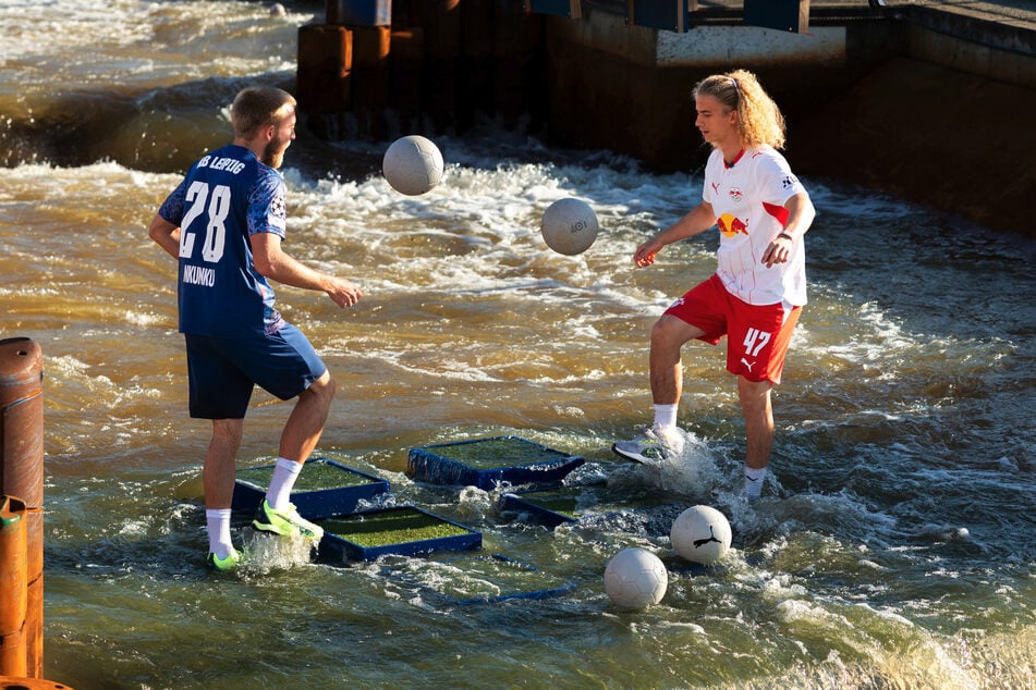 Bei einigen Challenges kommt das Wasser so schnell, dass es schwierig wird, den Ball zu kicken.