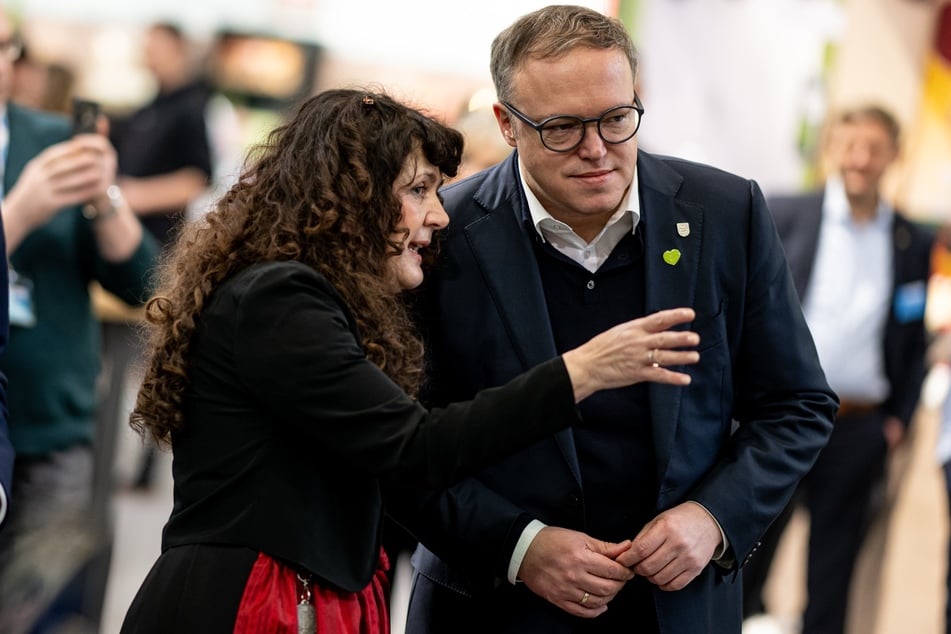 Petra Enders (59, parteilos) - hier neben dem Thüringer Ministerpräsidenten Mario Voigt (48) - ist Ilm-Kreis-Landrätin. (Archivbild)