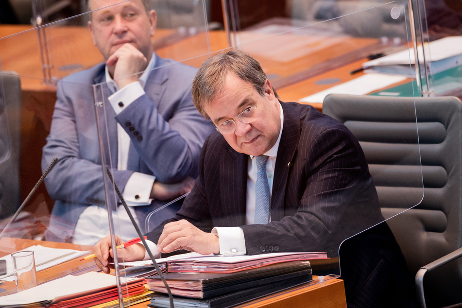 NRW-Ministerpräsident Armin Laschet (r) am Mittwoch im Landtag.