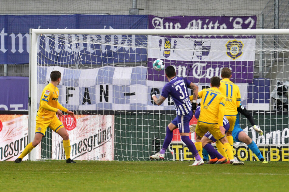 Pascal Testroet (Nummer 37) nagelt den Ball zum 3:1 in die Maschen. Vorher hatte Florian Ballas per Kopf aufgelegt.