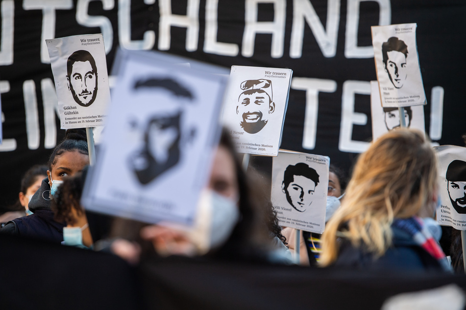 Bei einer Demonstration zum Gedenken an die Opfer des Anschlags am 19. Februar 2020 in Hanau halten Teilnehmer Plakate mit Bildern der Opfer des Anschlags. Deren Angehörige wehren sich gegen ein Filmprojekt von Regisseur Uwe Boll (55).