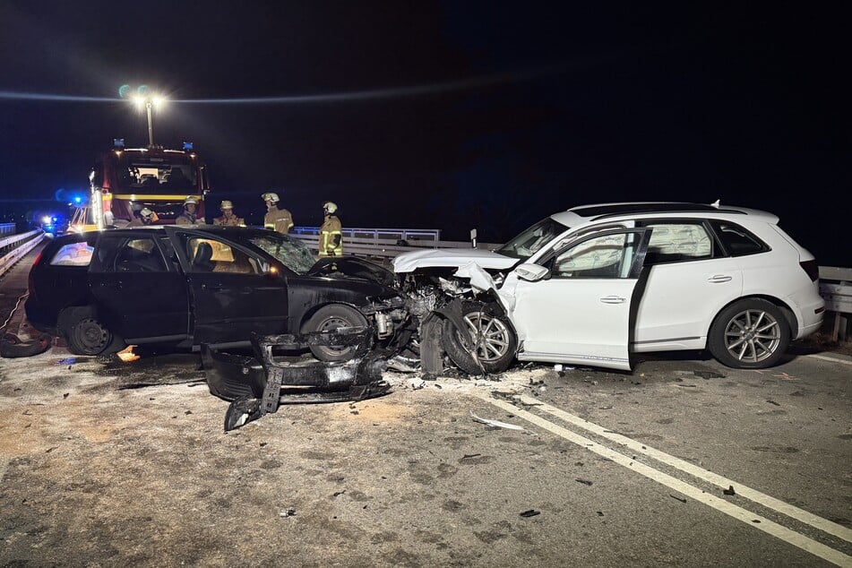 Zwei Autos krachten in der Nacht bei München frontal ineinander.