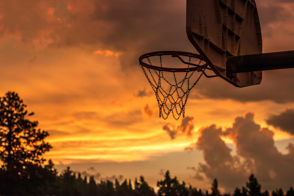 Auf Basketballplatz in Paunsdorf: 14-Jährige von Teenager-Gruppe ausgeraubt