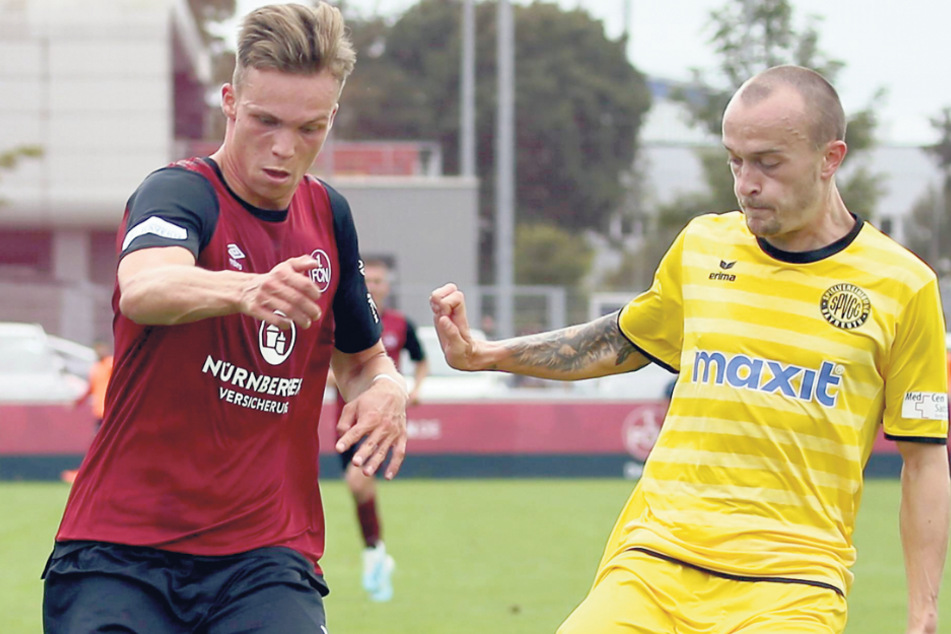 Ein neuer Stürmer für die Himmelblauen? Der Nürnberger Tobias Stoßberger (20, l., hier gegen Alexander Piller (27) von der SpVgg Bayreuth) spielt derzeit beim CFC vor.