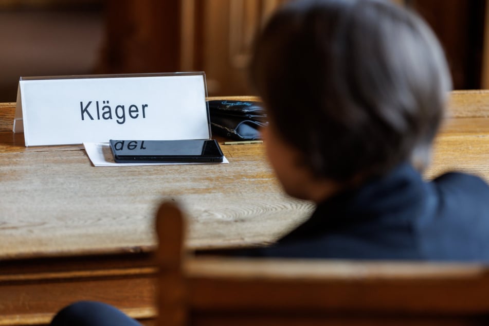 Neue Runde: Eine Frau hatte nach starken gesundheitlichen Beschwerden, die sie auf eine Impfung mit dem Covid-19 Impfstoff zurückführt, die Firma verklagt.
