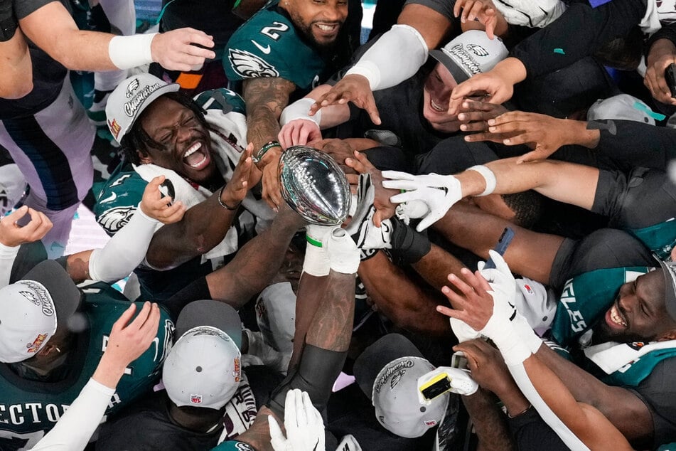 Aus Eagles-Sicht mit zwei Jahren Verspätung: Philadelphia gewinnt zum zweiten Mal die begehrte Vince-Lombardi-Trophy.